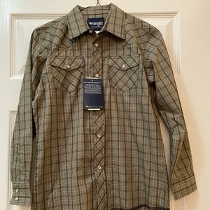 Boys Wrangler Pearl snap shirt. Size large (10-12). Never worn!
